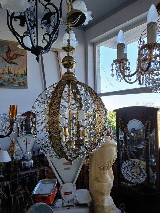 Varias dezenas de candeeiros em cristal e outros.