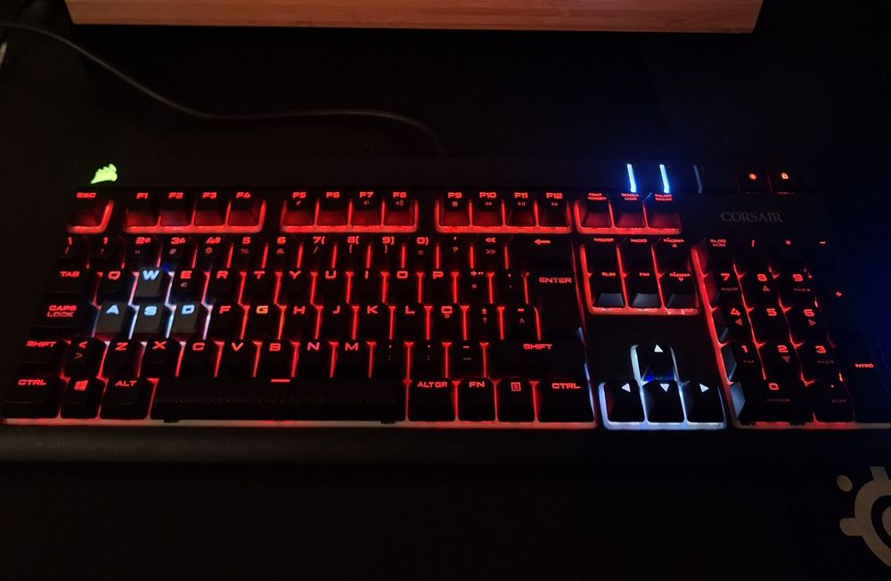 Teclado Corsair Strafe RGB Pro MX Red switches
