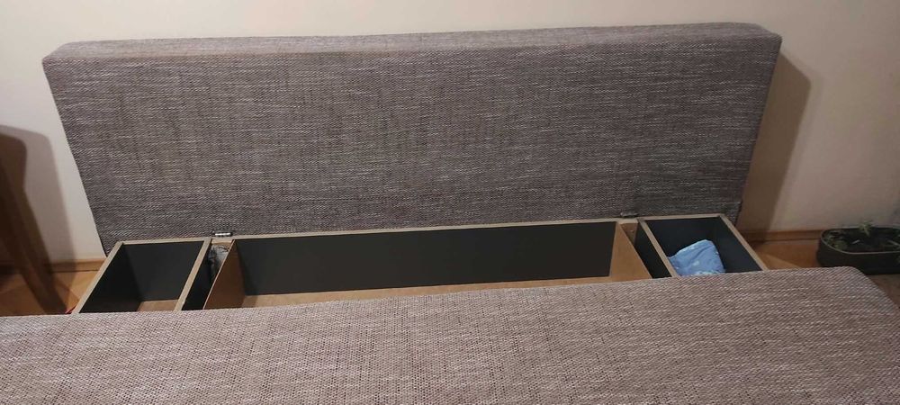 Wygodna sofa / kanapa rozkładana z funkcją spania + poduszki