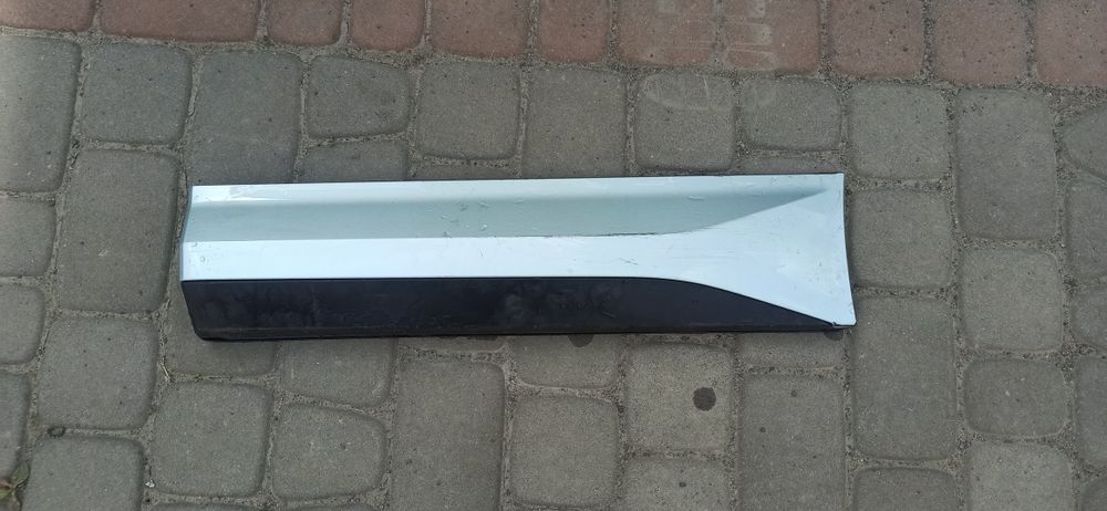 Накладка дверей ліва задня Skoda Enyag