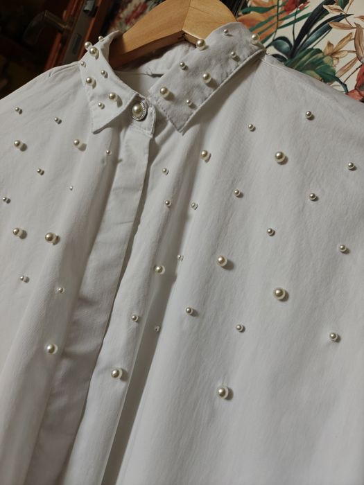 Biała koszula z perełkami