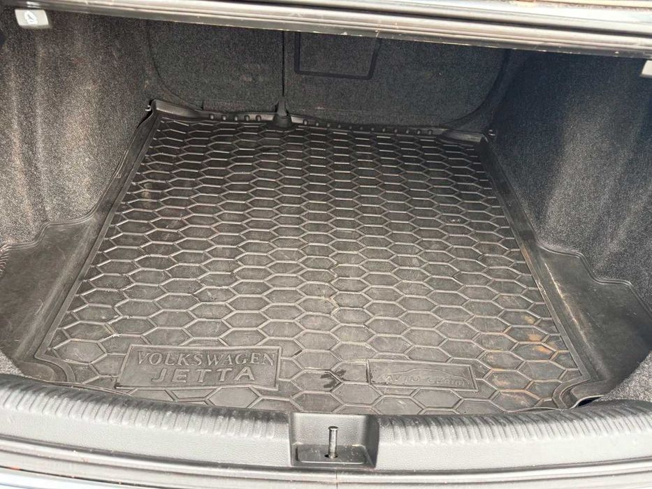 Продам фирменный коврик в багажник в VOLKSWAGEN/Jetta с 2010 года