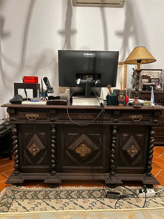 Conjunto de móveis antigos de madeira em pau santo