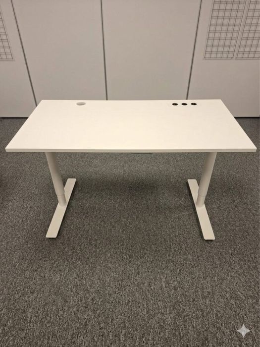 Nowoczesne biurko biurowe 140x80 firmy KINNARPS, regulowana wysokość - używane poleasingowe meble biurowe