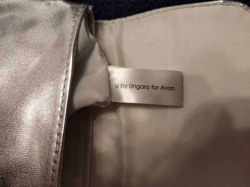 Nowa, srebrna kopertówka wyprodukowana przez Ungaro dla Avon.