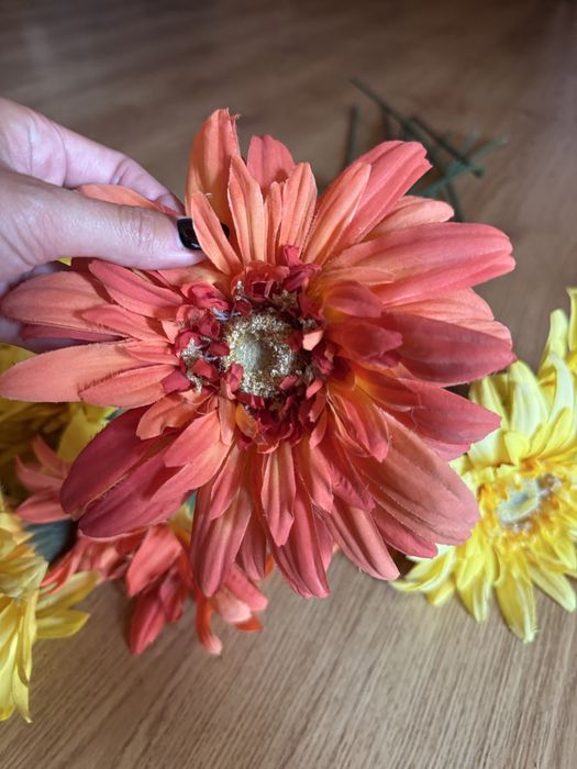 Flores artificiais amarelas e laranjas