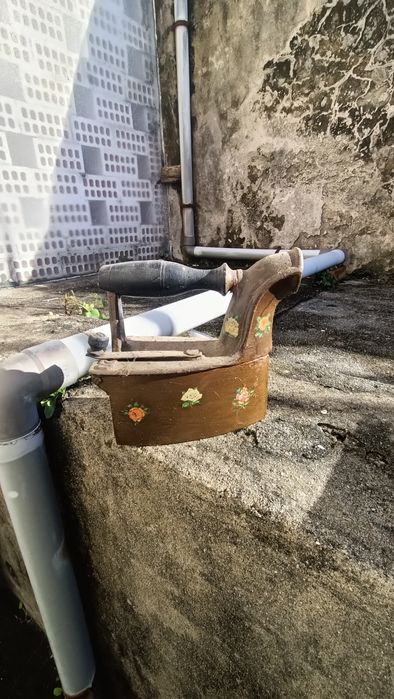 Ferro de engomar antigo