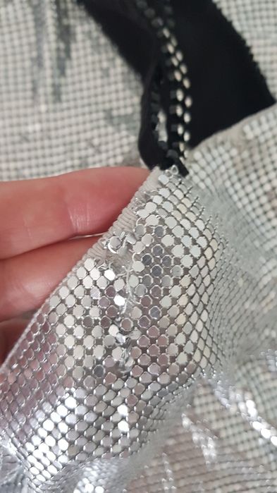 Srebrna luksusowa sukienka H&M MET 2018.