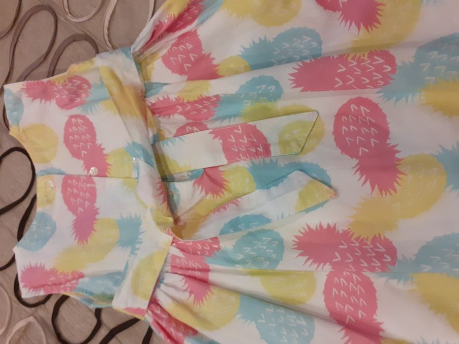 Vestido com ananás  coloridos