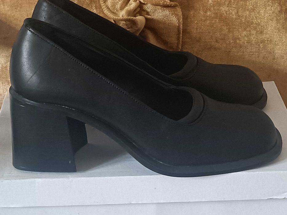 Sapatos em couro, cor preto salto quadrado, novos.