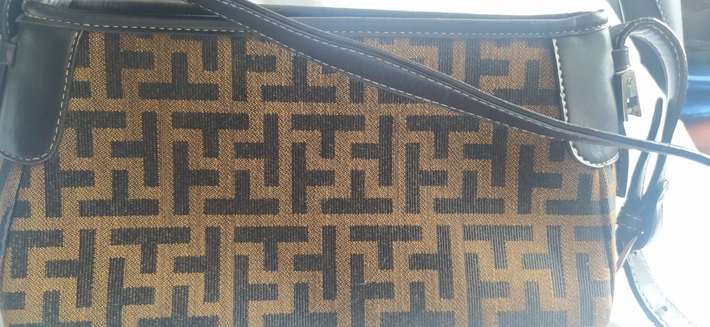 Mala de mulher em tons castanhos e preto