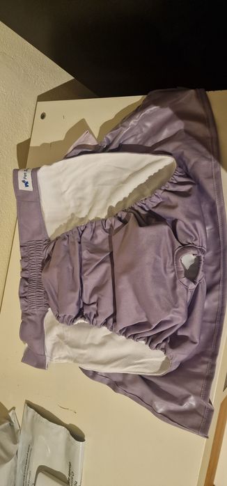 3 fraldas XL novas  higiênica reutilizáveis para cadelas, com saia.