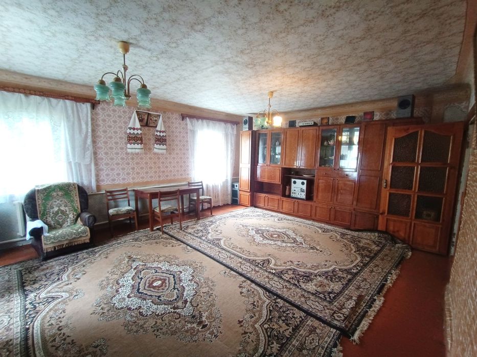 Мрія біля міста: дерев’яний будинок + надвірні будівлі!