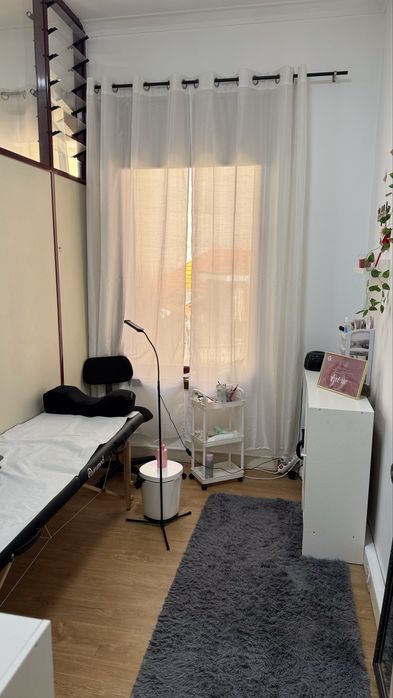 Alugo gabinte de estetica em frente à estação do el corte ingles gaia