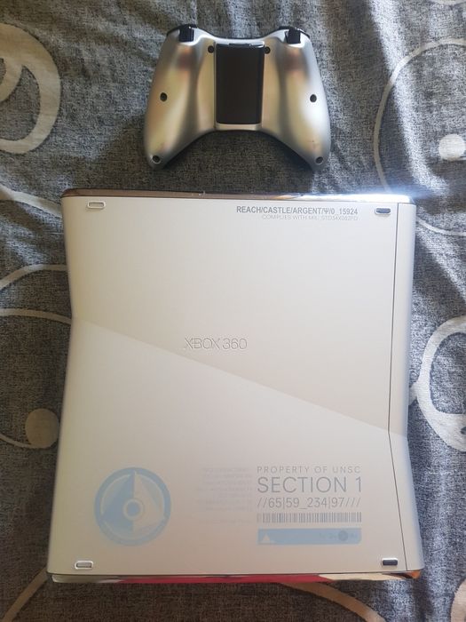 Caixa*case*faceplate* X box 360 slim halo reach não é  consola completa