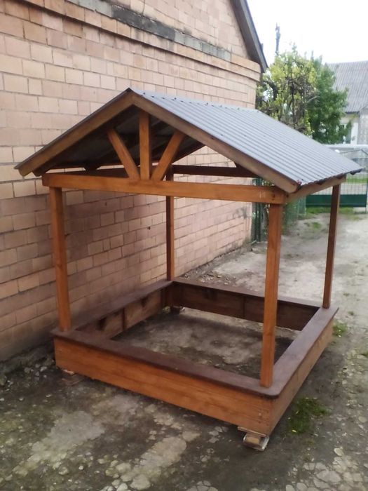 Пісочниця з дахом