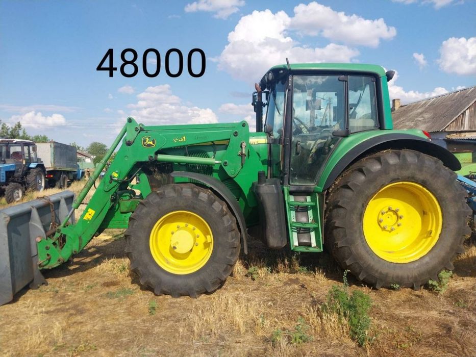 Трактор John Deere з ковшом