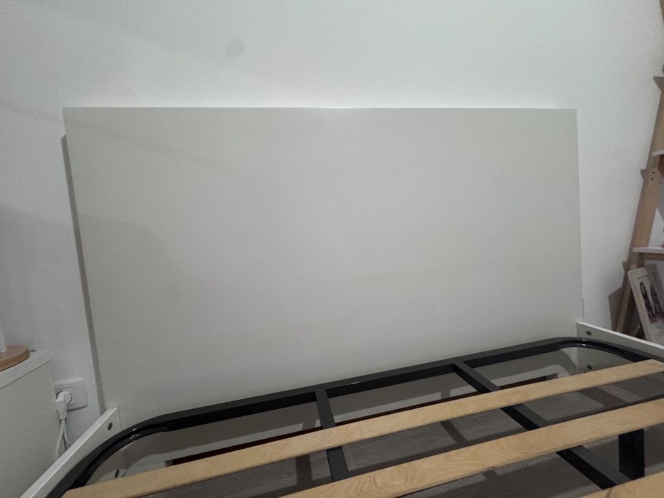 Cama casal com elementos