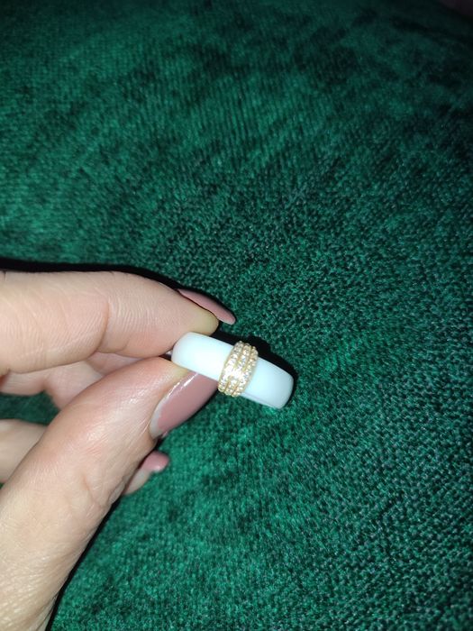 Кільце з кераміки з діамантами.
Kilʹtse z keramiky z diamantamy