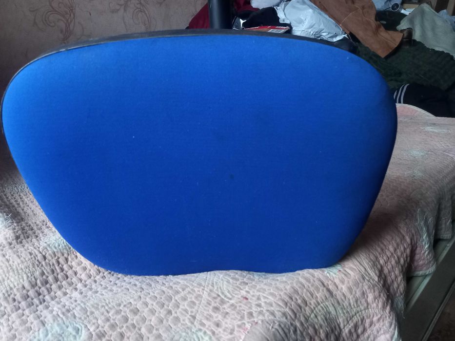 Офісне крісло на колесах