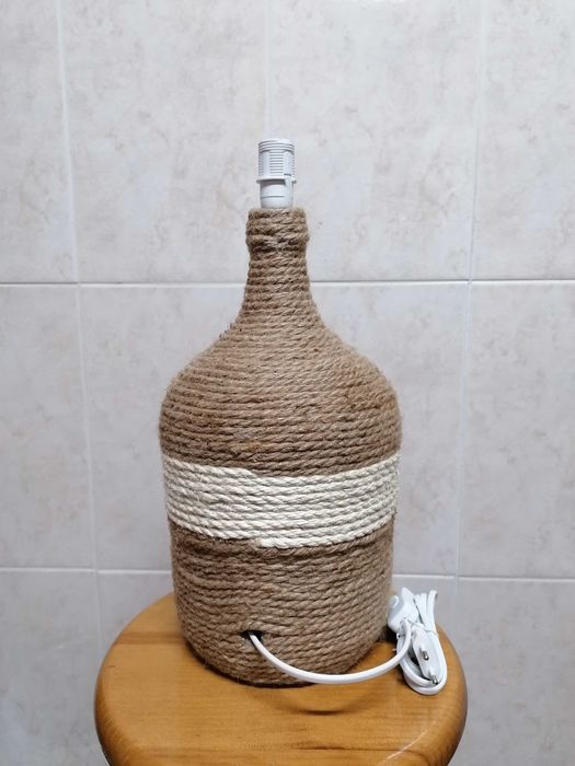 Candeeiro de garrafão de vidro adornado com corda