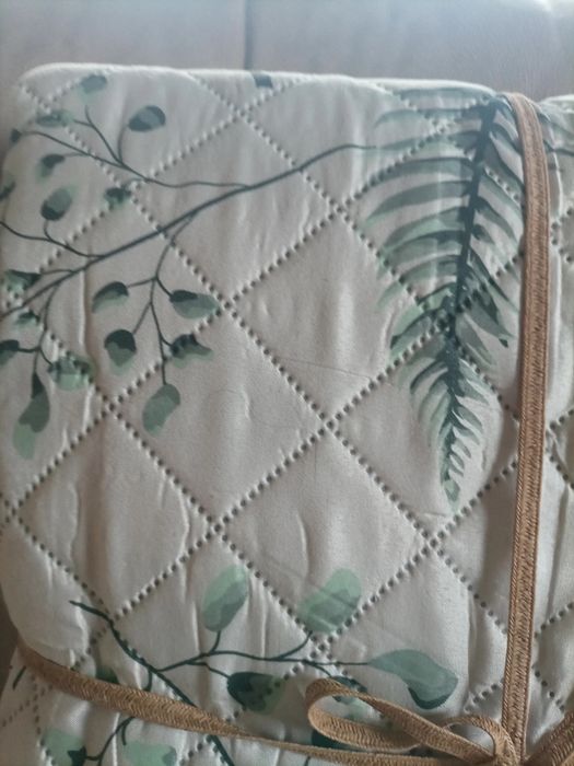 Beżowa narzuta w zielone liście w rozmiarze 220x200 cm Smukee