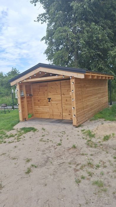 Domek ogrodniczy na narzędzia.