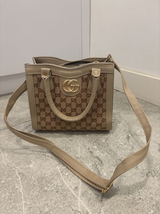 Beżowa torebka ze złotymi akcentami