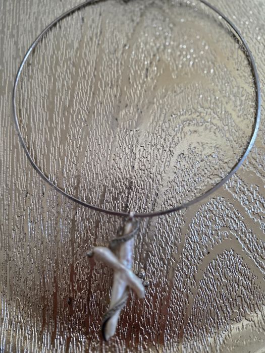 Colar prateado com cruz