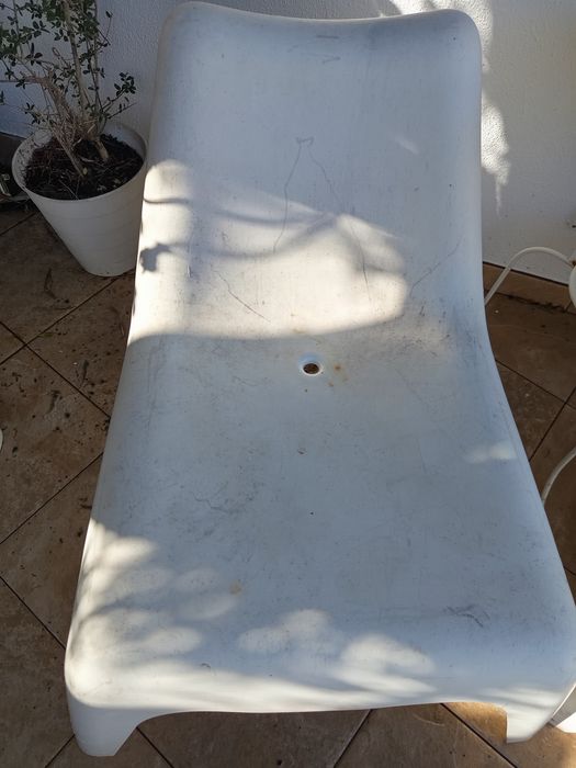 IKEA Conjunto de 2 poltronas e mesa de apoio a precisar de pintura