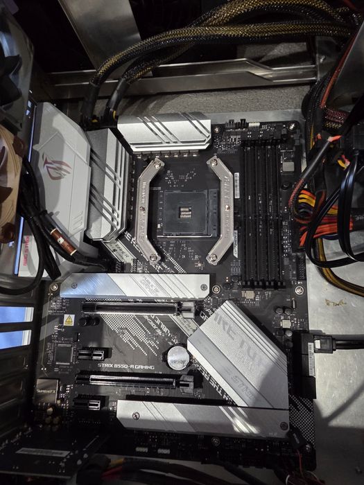 Материнська плата: ASUS ROG STRIX B550-A GAMING