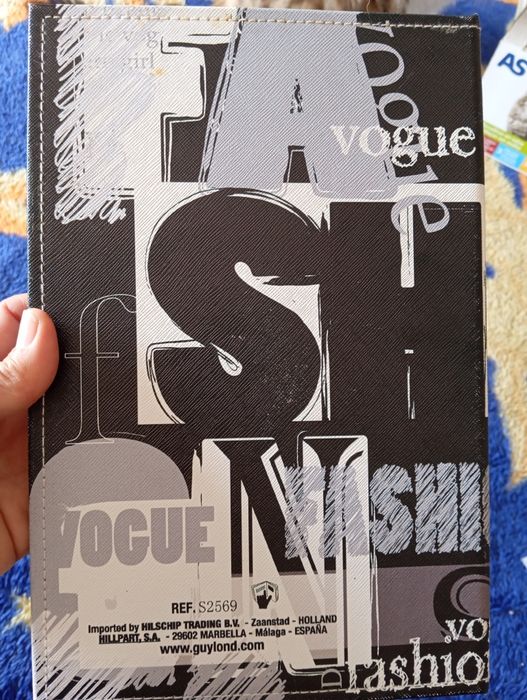 Estojo de sombras com espelho.