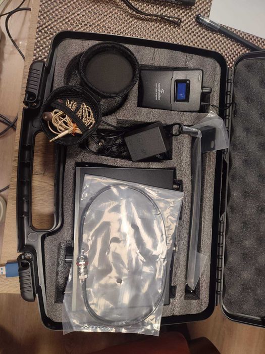 Douszne bezprzewodowe monitory słuchawkowe UHF Soundsation WF-U99