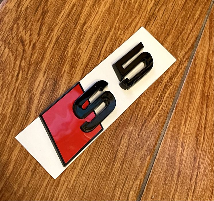 Emblematy Audi Czarny Połysk Znaczki A1 A3 A4 A5 A6 A7 Q3 Q5 Q7 S Line