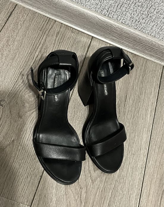 Чорні шкіряні босоніжки на каблуку