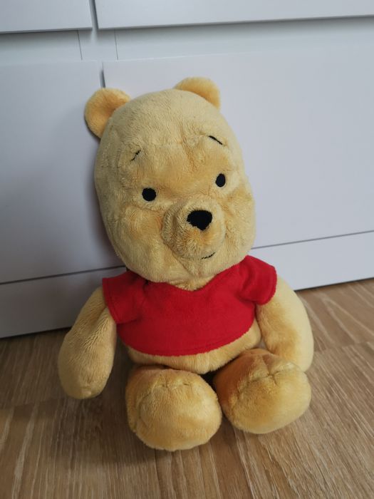 Maskotka Miś Puchatek 26 cm na siedząco