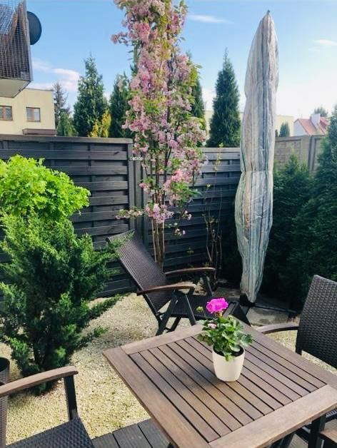 Prywatny ogród, garaż i słońce | kameralny budynek | Radogoszcz