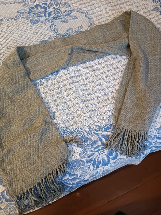 Продаю женский шарф и медицинский халат б/у