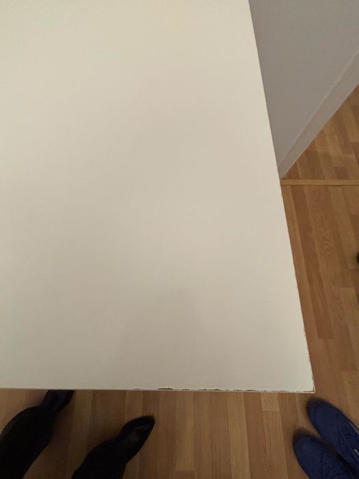 Vendo secretaria branca com pequenas marcas  de uso por 20€