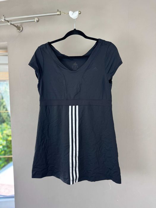 Adidas sukienka sportowa czarna tenisowa treningowa krótki rękaw dekolt V białe paski logo