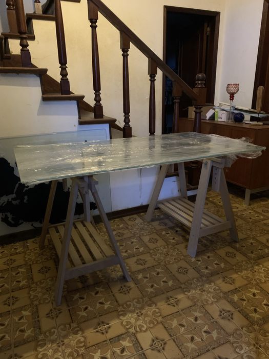 Secretária de Arquiteto/Designer Ajustável com Tampo de Vidro e Cavaletes Premium — COMO NOVA (150cmx80)