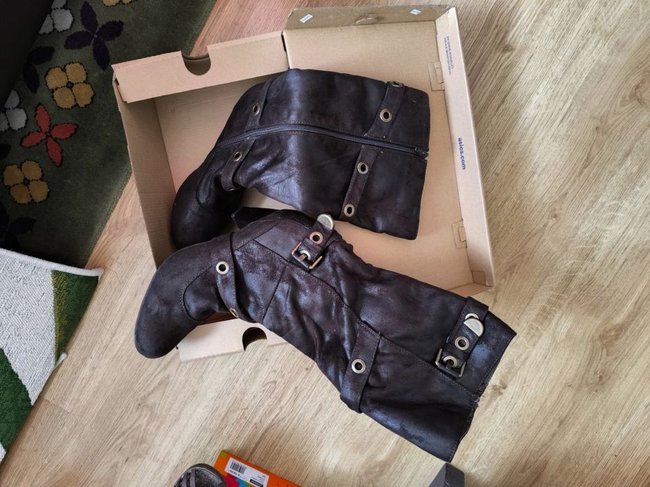 Botas castanhas como novas
