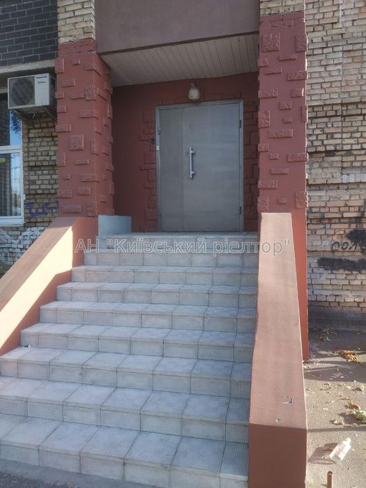 Оренда фасадного офісу на Подолі, вул. Оболонська 47. м.Тараса Шевченк