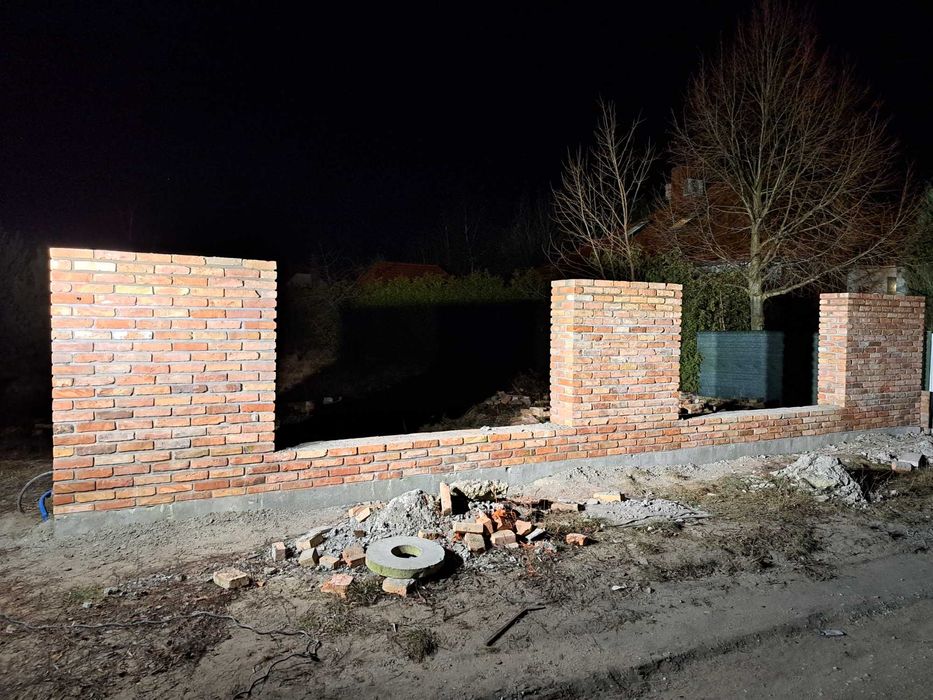 Ogrodzenie z cegły rozbiórkowej