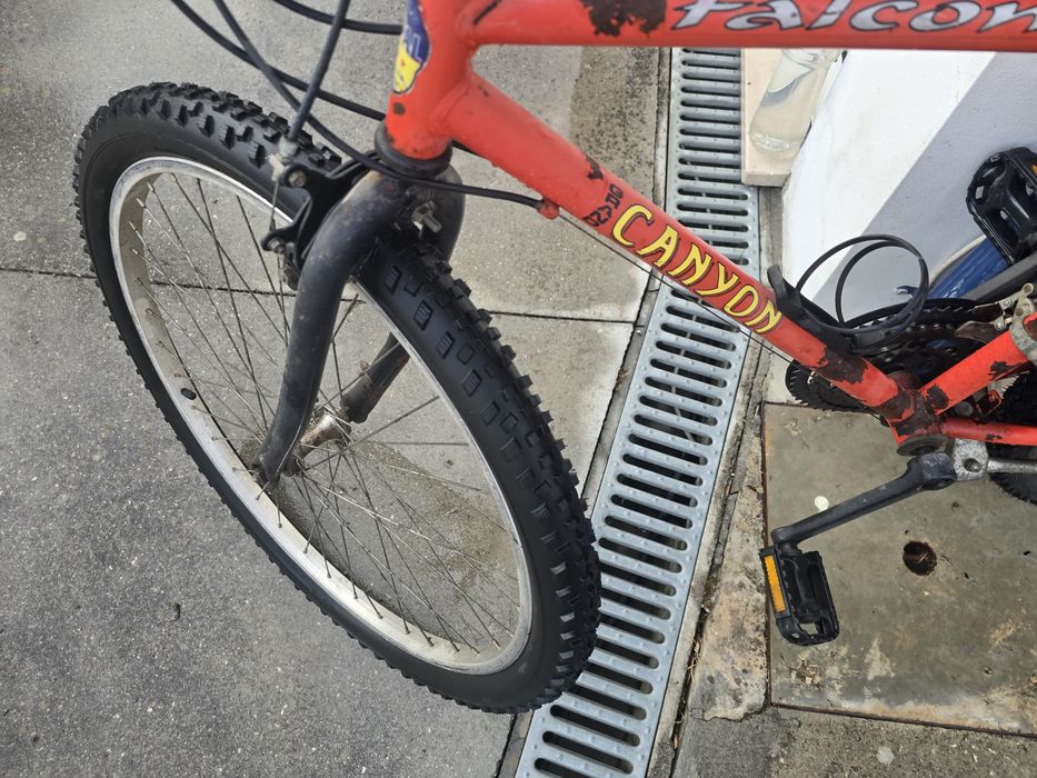 Bicicleta usada vermelha