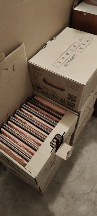 Cegła gipsowa czerwona  z czarną fugą.Turmalin 4 Maxstone