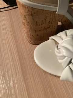 Sandálias Aldo. Bejes e dourado