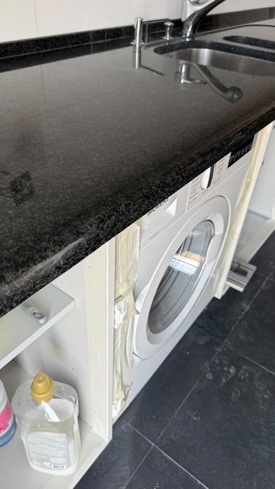Bancada granito preto 4,5 m c/ lava-loiça inox e misturadora Parque das ...