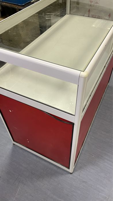 Balcões em aluminio com vidros com arrumação atrás