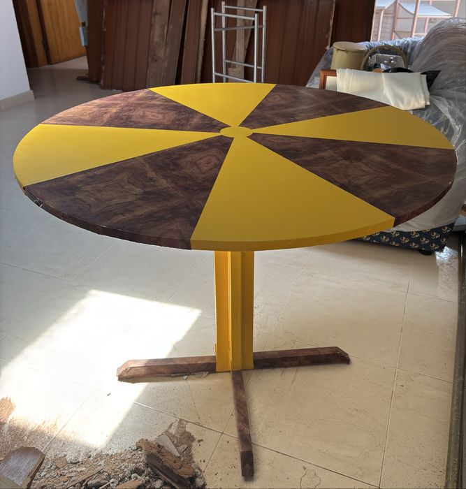 Mesa redonda forrada, 1m diâmetro, 80cm altura ; base aço branco, tampo imitação madeira (MDF?) branco.